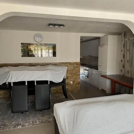 Huzur Ve Gueven דירה פודגוריצה